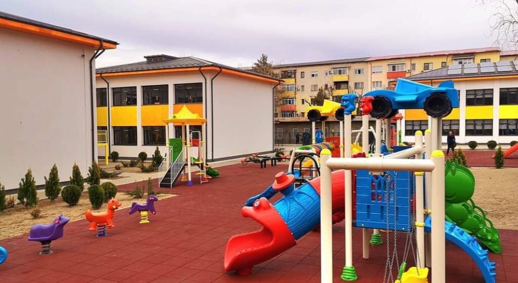 În ultimii 4 ani, s-au făcut investiții majore în infrastructura școlară din Târgoviște, reabilitând, modernizând, dotând sau extinzând 10 unități