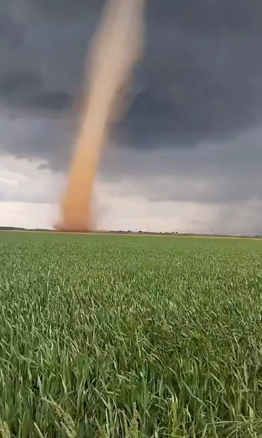 Meteorologii  anunță că în perioada 22 - 24 MAI 2024, un ciclon puternic va lovi majoritatea zonelor din România, PLOI, VIJELII ȘI GRINDINĂ