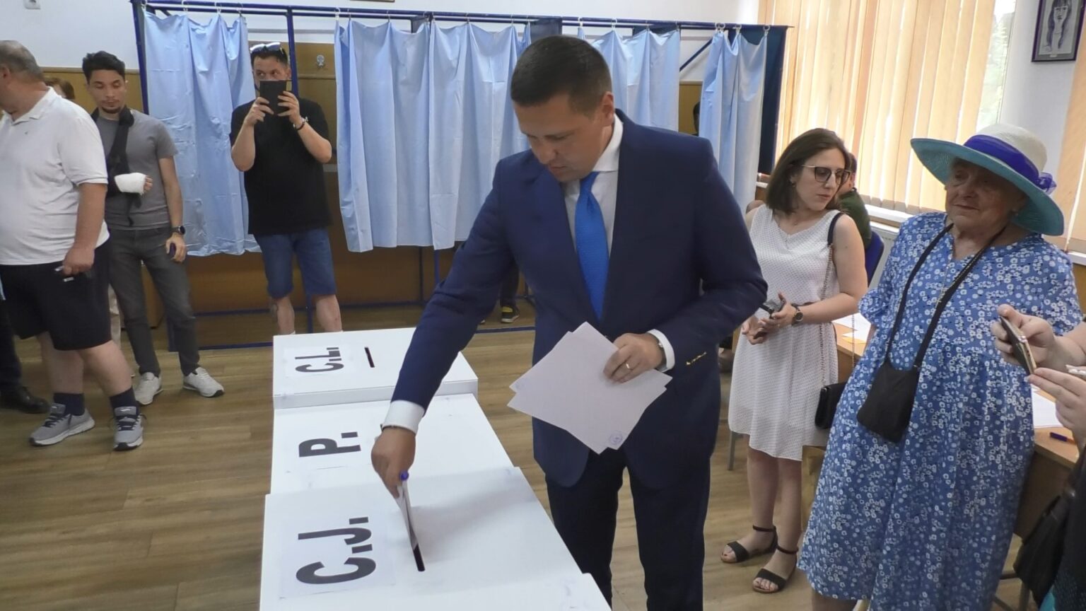 Președintele CJ Dâmbovița, Corneliu Ștefan, a votat și i-a invitat pe toți dâmbovițenii la vot pentru un județ puternic. VIDEO Președintele Consiliului Județean Dâmbovița, Corneliu Ștefan, a votat la ora 9:00, la una dintre secțiile de votare din incinta Liceului Teoretic „Petru Cercel” din Târgoviște.