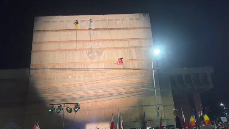 BABEL: Spectacol de dans vertical pe Casa Sindicatelor din Târgoviște. VIDEO BABEL: Spectacol de dans vertical pe Casa Sindicatelor din Târgoviște. VIDEO
