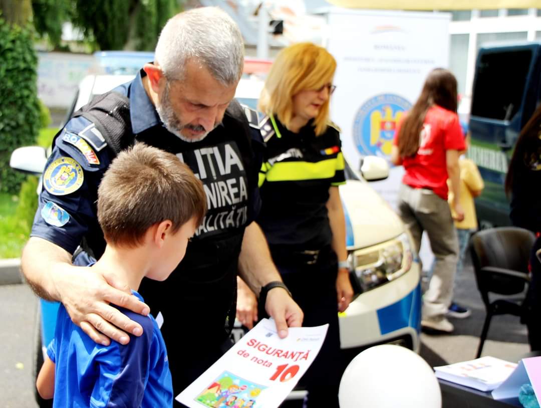 Copiii din Dâmbovița au avut o zi specială în care au avut ocazia să interacționeze cu jandarmii și polițiștii, descoperind echipamentele și mașinile folosite în timpul misiunilor.
