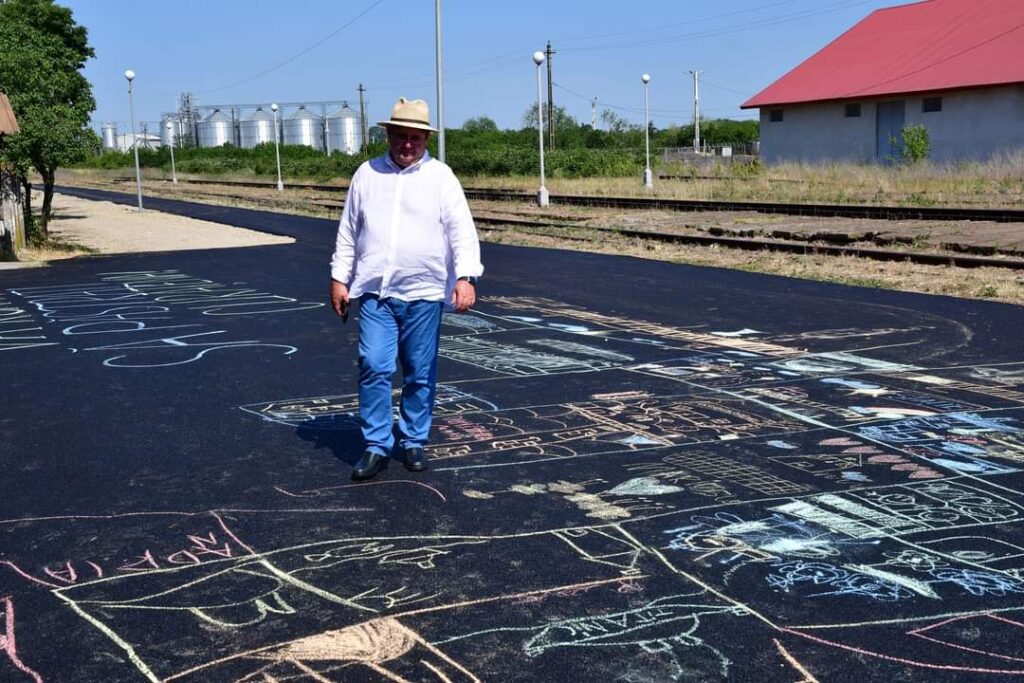 Concursul de desene pe asfalt la Gara Ghergani, asfaltul proaspăt turnat a devenit o pânză uriașă pentru micii artiști, care au transformat