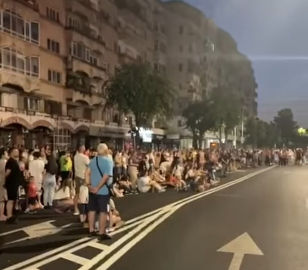 Festivalul BABEL la Târgoviște: Spectacol inedit de  dans vertical pe Casa Sindicatelor   prezentat de trupa Il Posto Vertical Dance & Marco Castelli Small Ensemble din Italia.