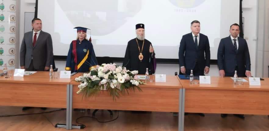 32 de ani de existență a Universității ”Valahia” din Târgoviște 32 de ani de existență a Universității "Valahia" din Târgoviște, în cadrul ședinței festive a Senatului universitar,