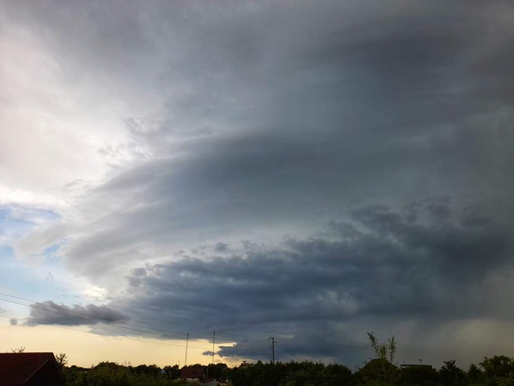 MARȚI, 4 IUNIE 2024,  vremea va fi în general instabilă, în jumãtatea de nord a teritoriului şi local în rest vor fi perioade