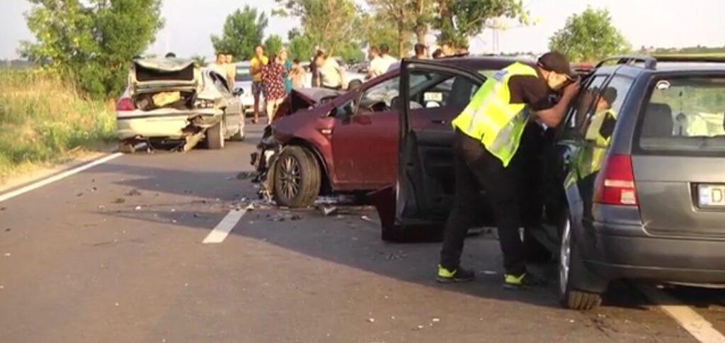 Carambol pe DJ 711 în afara localității Comișani, s-a produs o coliziune între patru autoturisme și o motocicletă. 