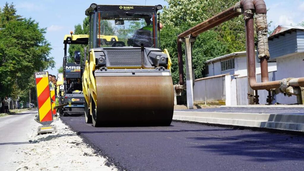 Se toarnă primul strat de asfalt la Halta Teiș pe DJ 712 Se toarnă primul strat de asfalt la Halta Teiș pe DJ 712 - Târgoviște – Șotânga – Vulcana Pandele – Brănești – Pucioasa.