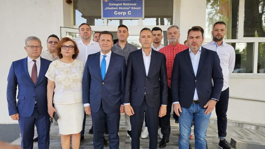 Președintele CJ Dâmbovița, Corneliu Ștefan și-a început ziua votării, la prima oră a zilei, la Găești pentru ai fi alături de  Alexandru Iorga.