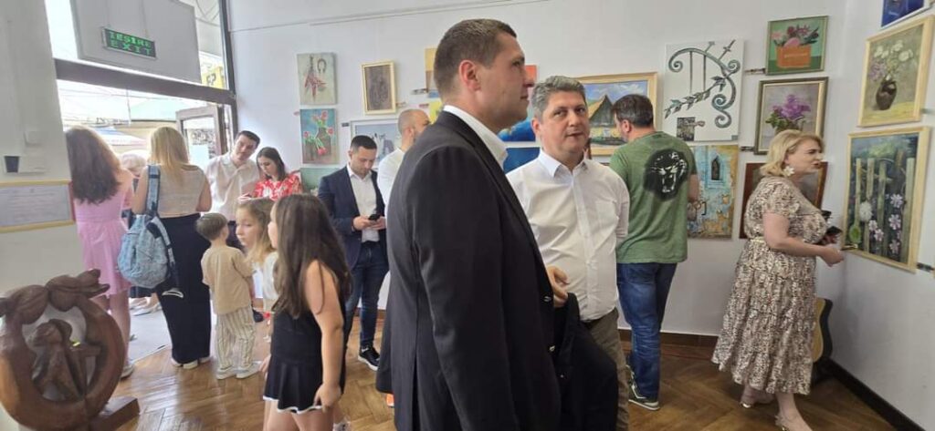 Arta unește generațiile la Galeria Framing Art în cadrul Zilelor județului Dâmbovița. Elevii Școlii Populare de Artă „Octav Enigărescu”