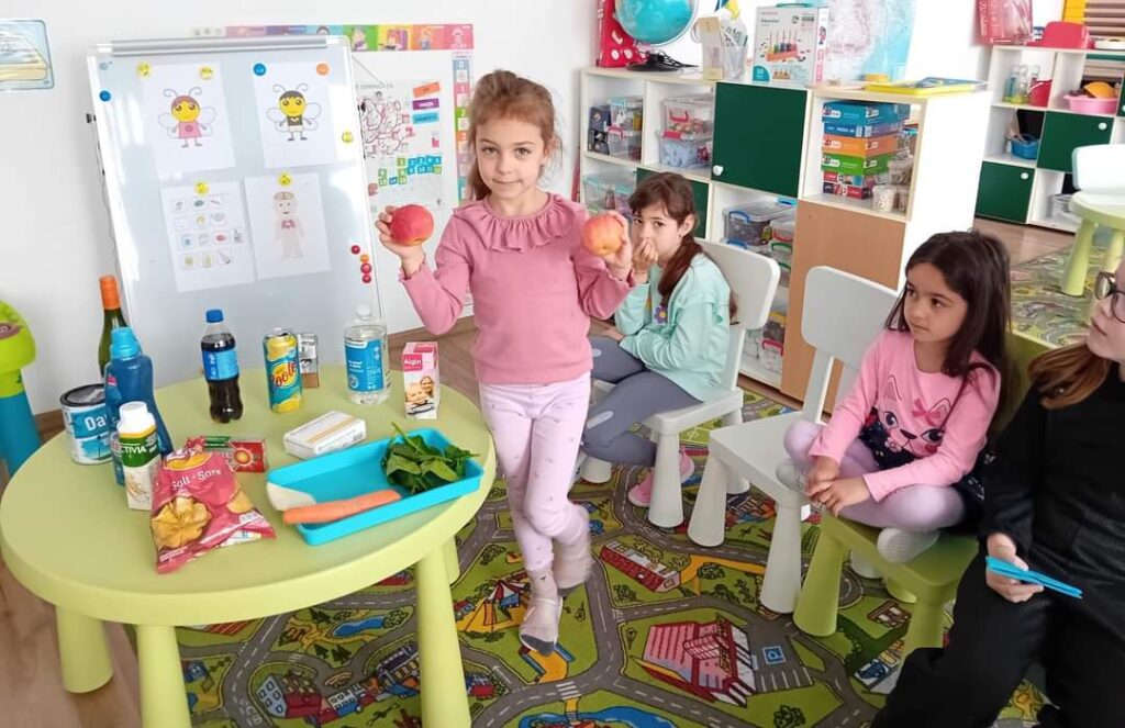 Proiectul local „Cum să creștem sănătoși” Proiectul local "Cum să creștem sănătoși" se desfășoară și în cadrul Grădiniței P.P. Nr.16 din Târgoviște, preșcolarii grupei mari "Îngerașii"