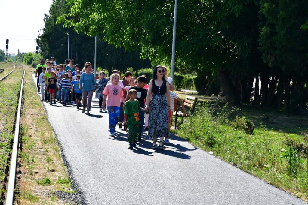 Concursul de desene pe asfalt la Gara Ghergani, asfaltul proaspăt turnat a devenit o pânză uriașă pentru micii artiști, care au transformat