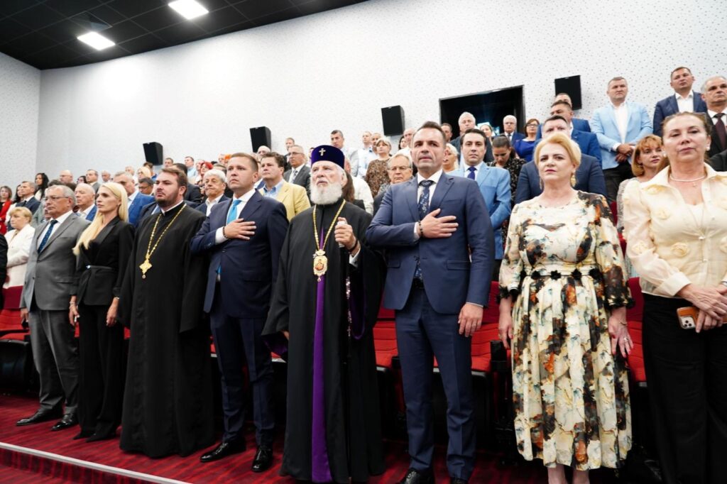 "Gala de Excelență a județului Dâmbovița" a fost o seară minunată, plină de recunoaștere și apreciere pentru reușitele și contribuțiile remarcabile ale locuitorilor din județul Dâmbovița. 