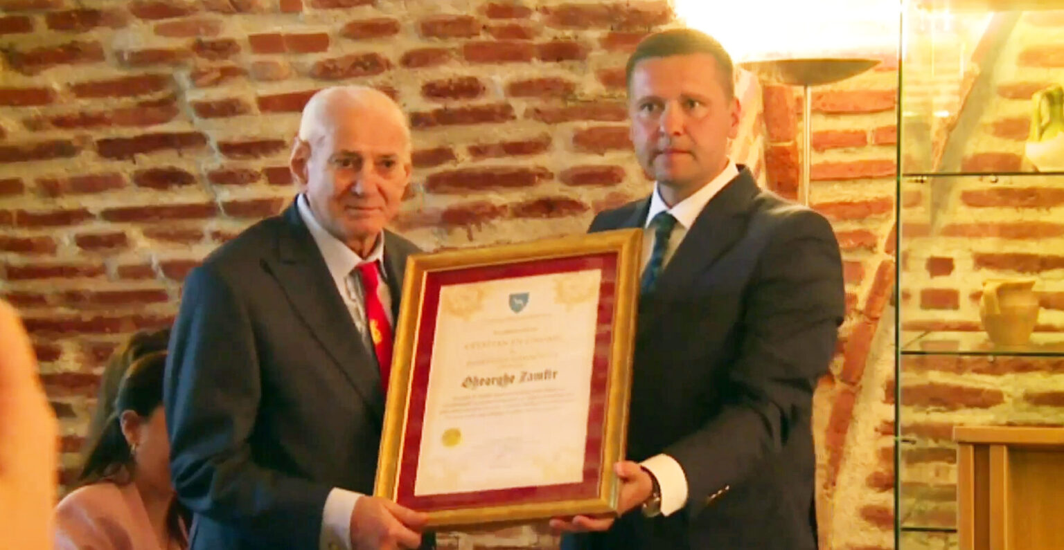 Titlul de cetățean de onoare al județului Dâmbovița a fost acordat anul acesta maestrului Gheorghe Zamfir,  un virtuoz al naiului și un ambasador al muzicii românești în întreaga lume. 