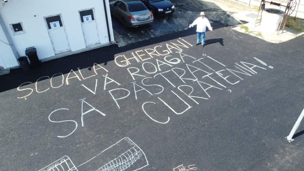 Concursul de desene pe asfalt la Gara Ghergani, asfaltul proaspăt turnat a devenit o pânză uriașă pentru micii artiști, care au transformat