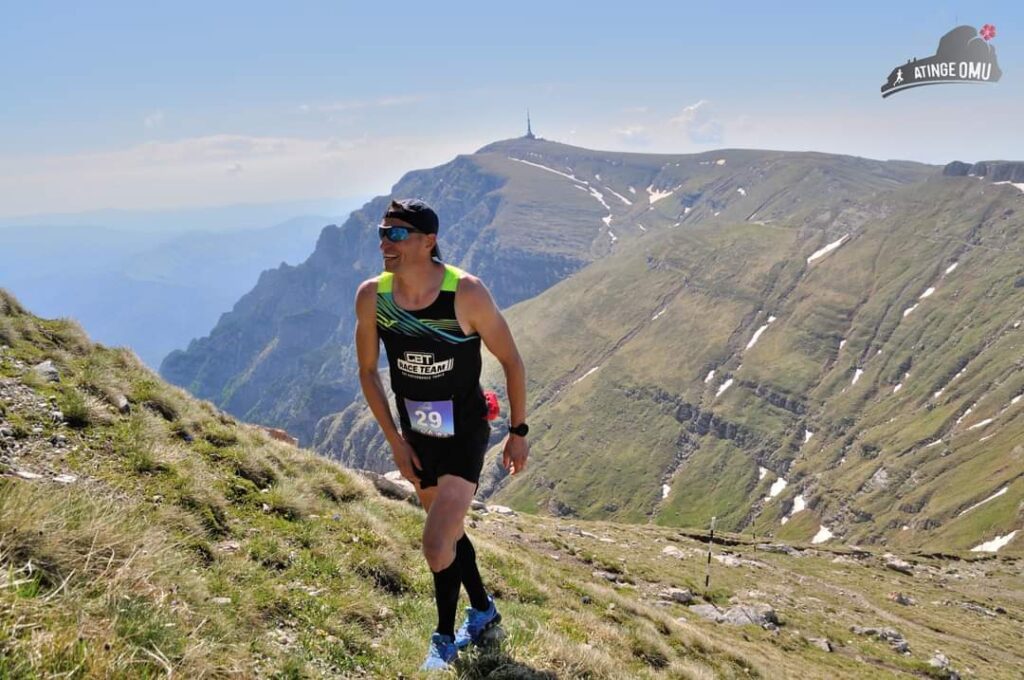Jandarmul montan Ionuț Timofte a obținut un nou succes remarcabil în lumea alergării montane, clasându-se pe locul al II-lea la concursul „Atinge Omu”, desfășurat pe culmile Bucegilor. 