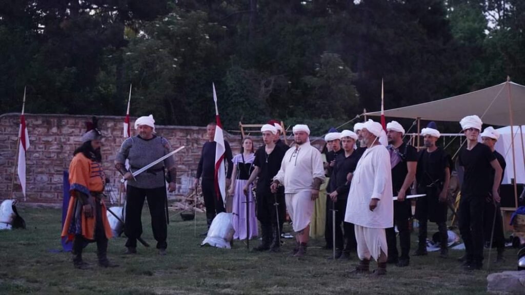 Zilele județului Dâmbovița – O incursiune în istorie În cadrul "Zilelor Județului Dâmbovița", prima zi a fost marcată de o serie de evenimente, seara s-a încheiat cu punerea în scenă