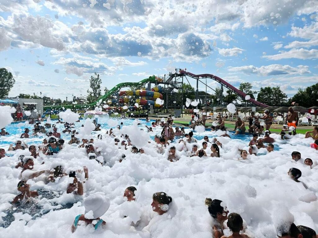 Spuma Party la Complexul Turistic de Natație Târgoviște, veselie și voie bună pe litoralul de acasă