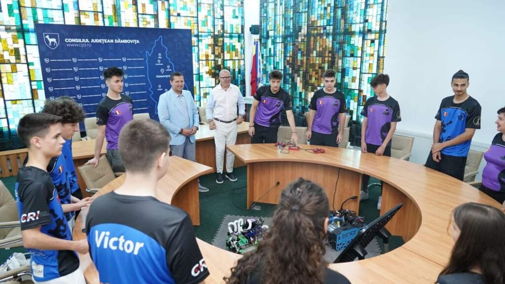 Elevii de la Colegiul Național „Constantin Carabella” s-au întâlnit cu președintele CJ Dâmbovița, înainte de Competițiile Internaționale de Robotică