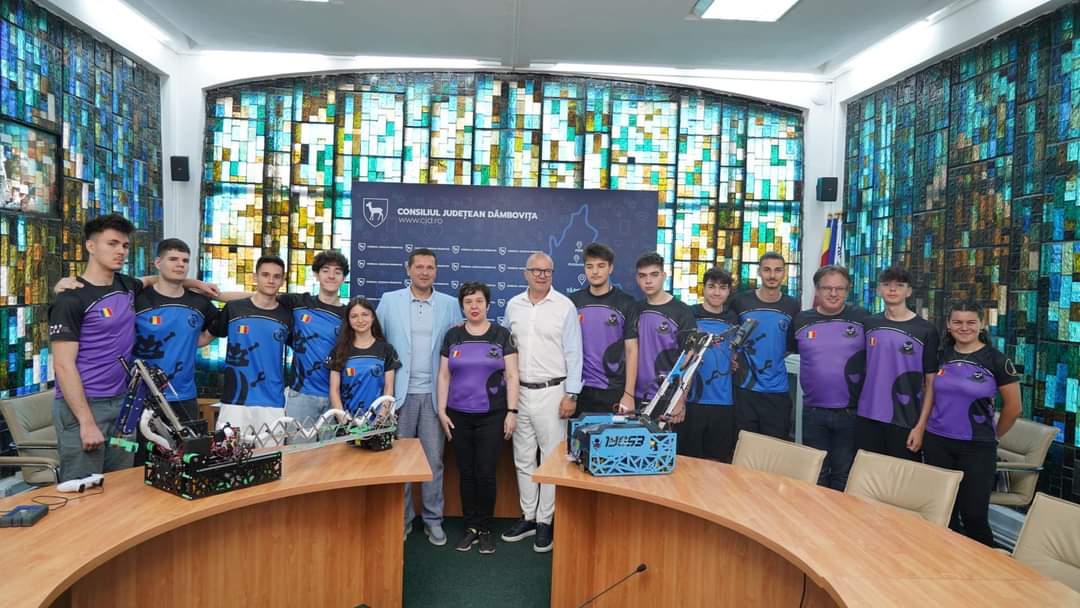 Elevii de la Colegiul Național „Constantin Carabella” s-au întâlnit cu președintele CJ Dâmbovița, înainte de Competițiile Internaționale de Robotică.