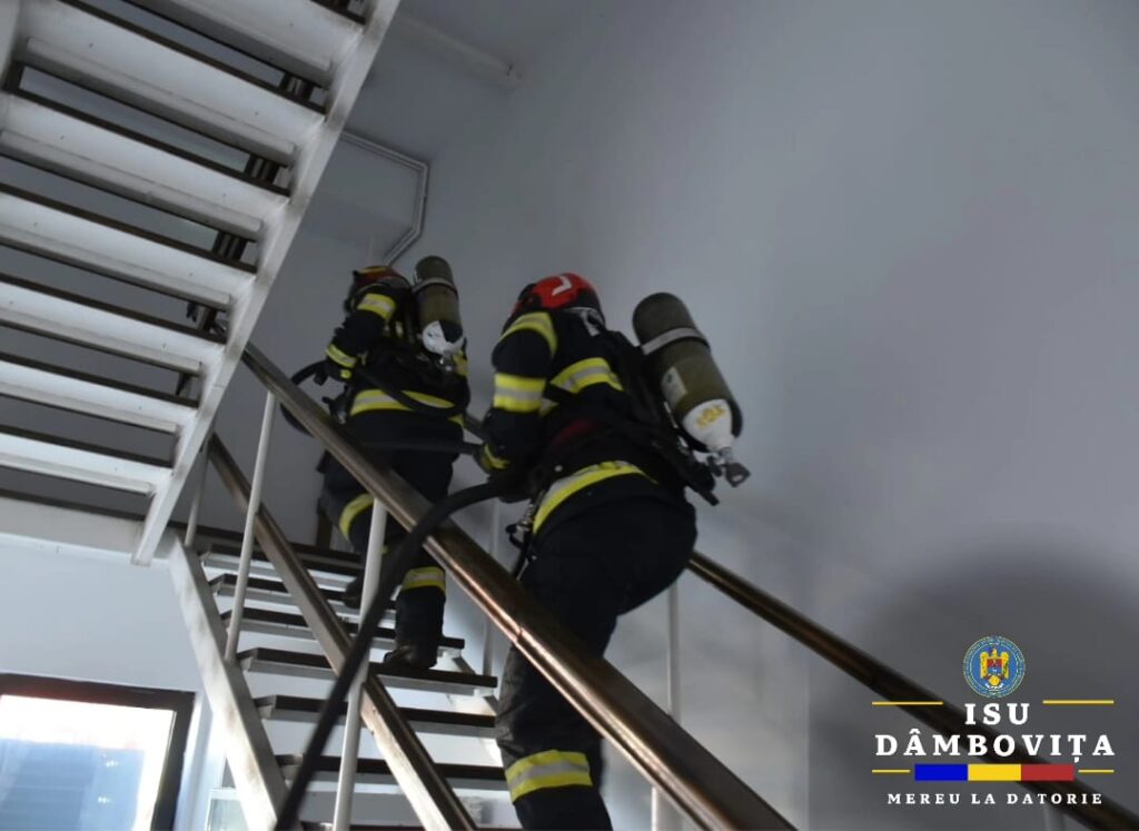 Exercițiu desfășurat de ISU Dâmbovița cu forţe şi mijloace în teren pentru gestionarea unei situaţii de urgenţă produsă la un operator economic din municipiul Târgovişte.