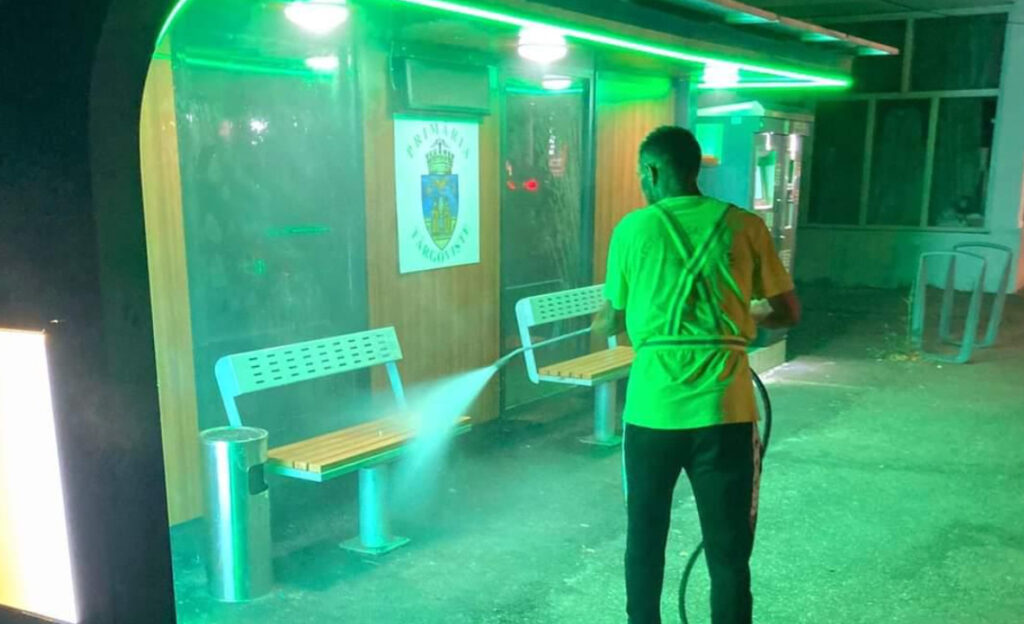 Administrația târgovișteană a demarat o amplă acțiune de igienizare a stațiilor de călători Administrația târgovișteană a demarat o amplă acțiune de igienizare a stațiilor de călători