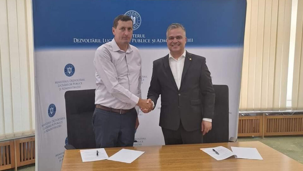 Primarul comunei Malu cu Flori, Ion Constantin, a semnat contractul de finanțare pentru modernizarea sistemului de apă și canalizare