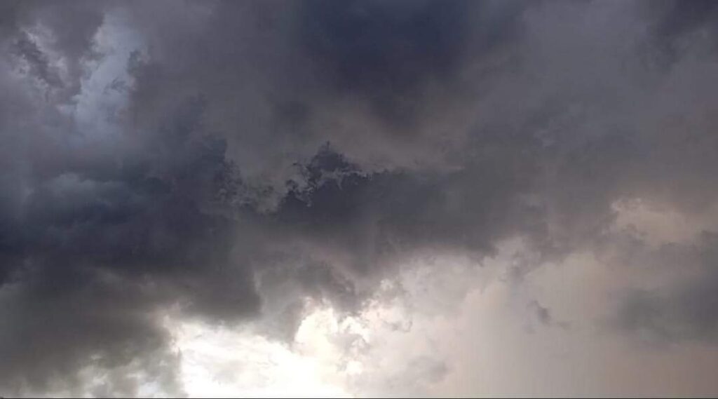 Vreme schimbatoare, soare, temperaturi de 30 grade Celsius, ploi și furtuni Vreme schimbatoare, soare, temperaturi de 30 grade Celsius, ploi și furtuni.