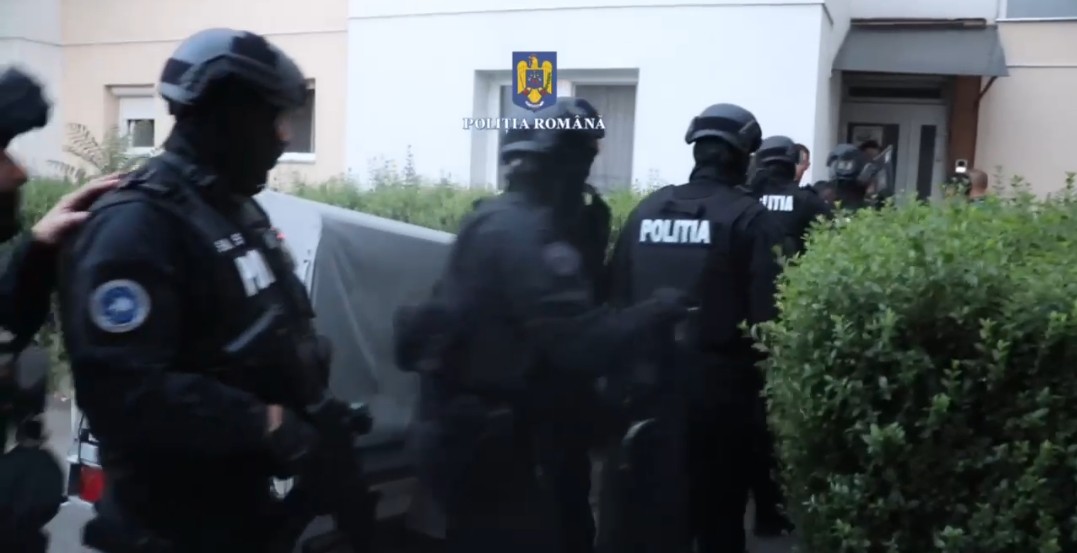 PERCHEZIȚII LA PERSOANE CERCETATE PENTRU ÎNȘELĂCIUNE, polițiștii Serviciului de Investigații Criminale Dâmbovița,