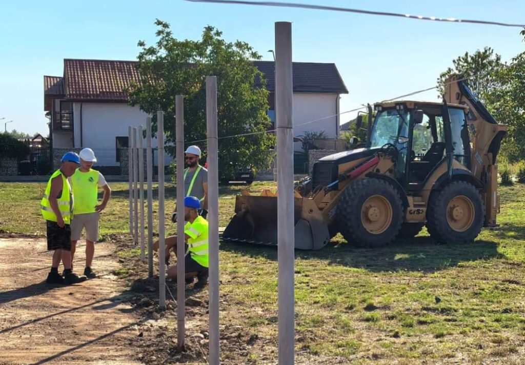 În cartierul Sagricom a început construcția unui teren de sport multifuncțional