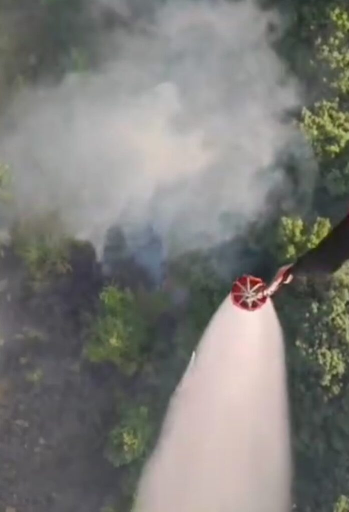 Prima misiune de stingere a incendiilor cu ajutorul noilor elicoptere Black Hawk. VIDEO