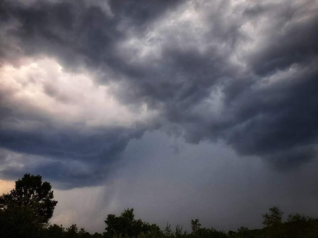 Averse torențiale, vânt puternic și posibile vijelii în a doua parte a zilei. Cantități semnificative de apă.Gradul de instabilitate atmosferică