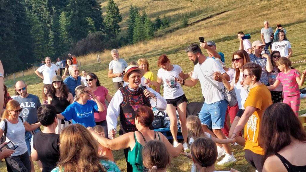 Deschidere spectaculoasă la Festivalul Peștera-Padina, dedicată folclorului, unde artiști de renume au încântat publicul cu un periplu muzical de excepție. 