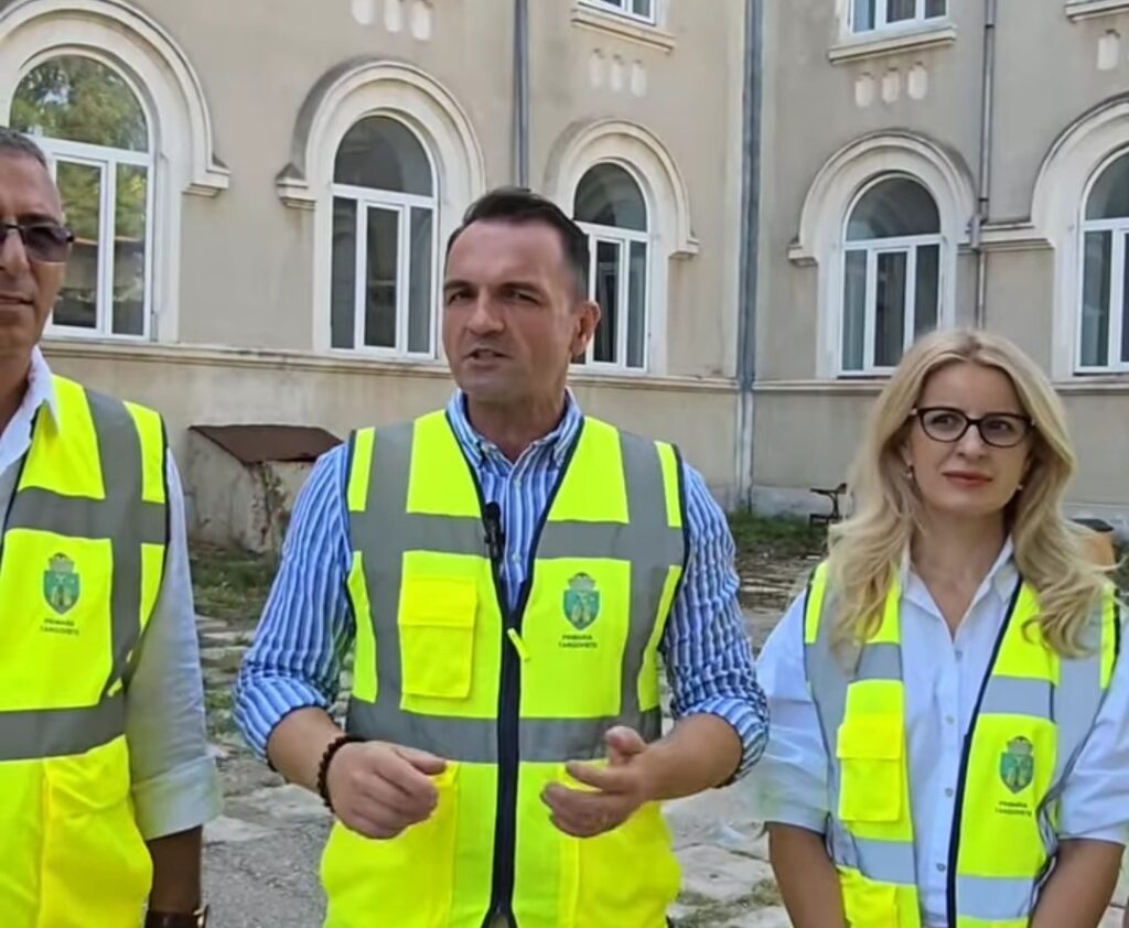 La Liceul Tehnologic „Voievodul Mircea” din Târgoviște au început lucrările de reabilitare și modernizare. VIDEO La Liceul Tehnologic "Voievodul Mircea” din Târgoviște au început lucrările de reabilitare și modernizare, primarul municipiului Târgoviște