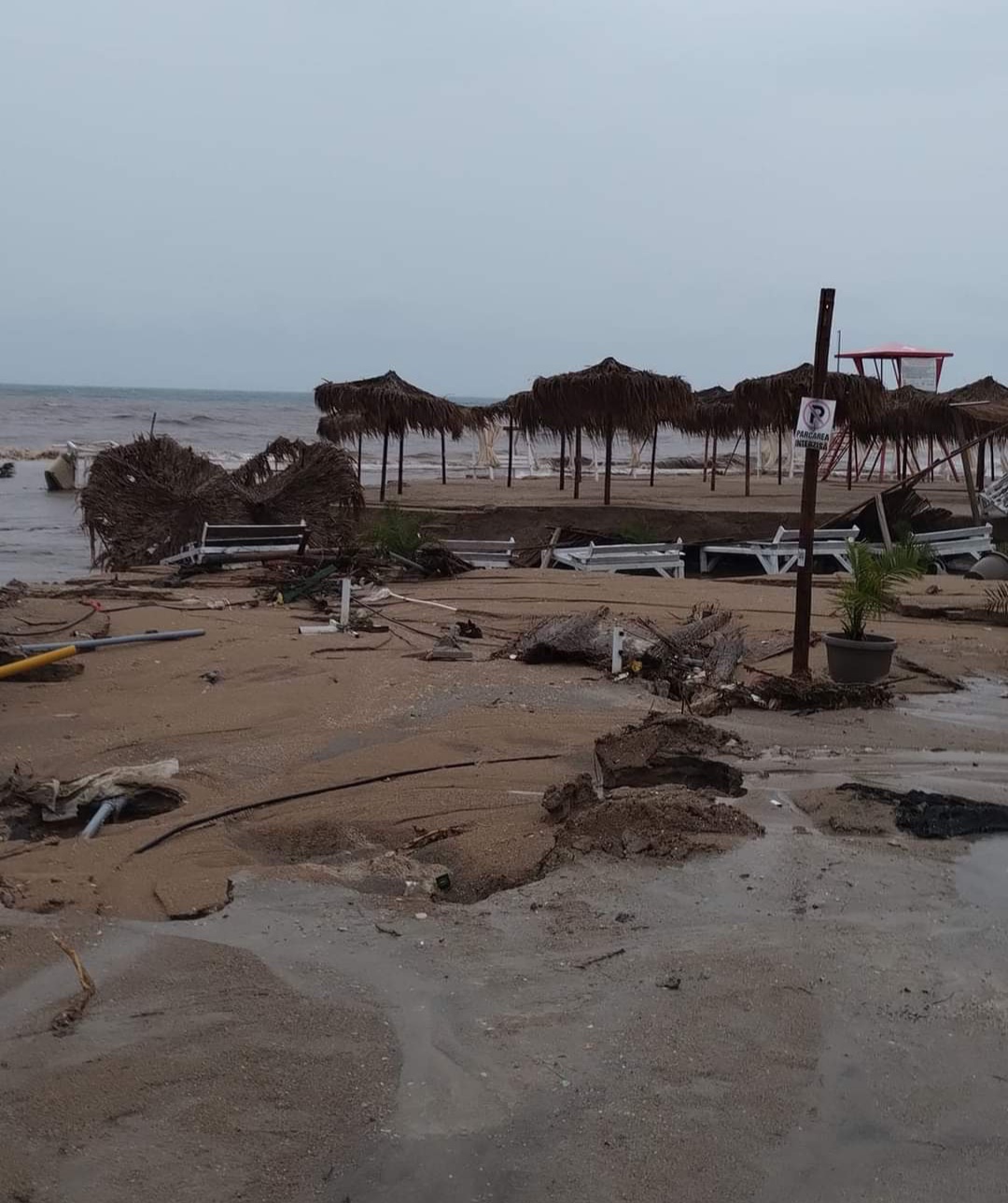 FURIA NATURII: PLOILE și FURTUNILE au făcut prăpăd, în zona Mării Negre s-a dezvoltat un ciclon puternic ce a favorizat dezvoltarea de instabilitate atmosferică accentuată.