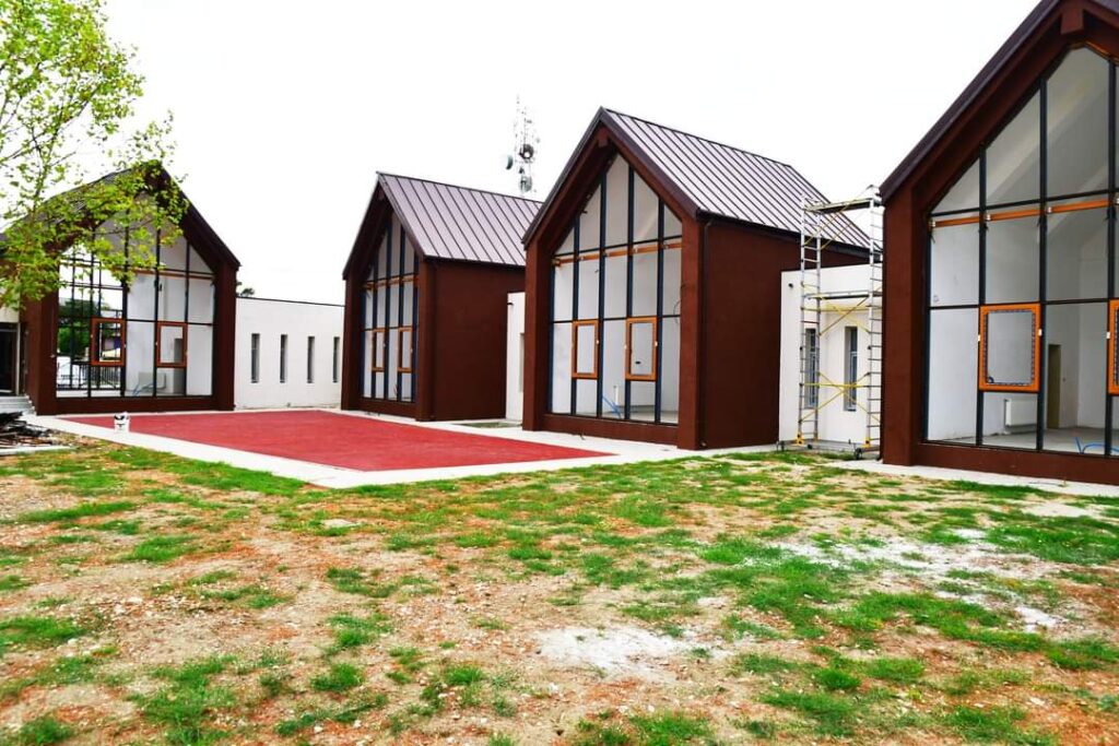 Noua Grădiniță Răcari este aproape de finalizare, după un amplu proces de reabilitare, modernizare și dotare care a prins contur în ultimele luni.