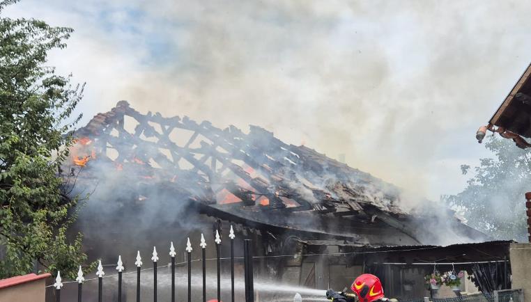 Incendiu produs la o locuință situată în Mărginenii de Sus, comuna Dărmănești, pompierii au intervenit cu trei autospeciale