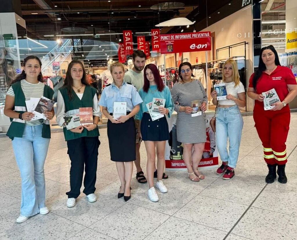 Pompierii de la ISU Dâmbovița au desfășurat acțiuni de informare preventivă la Dâmbovița Mall și Palatul Copiilor Târgoviște