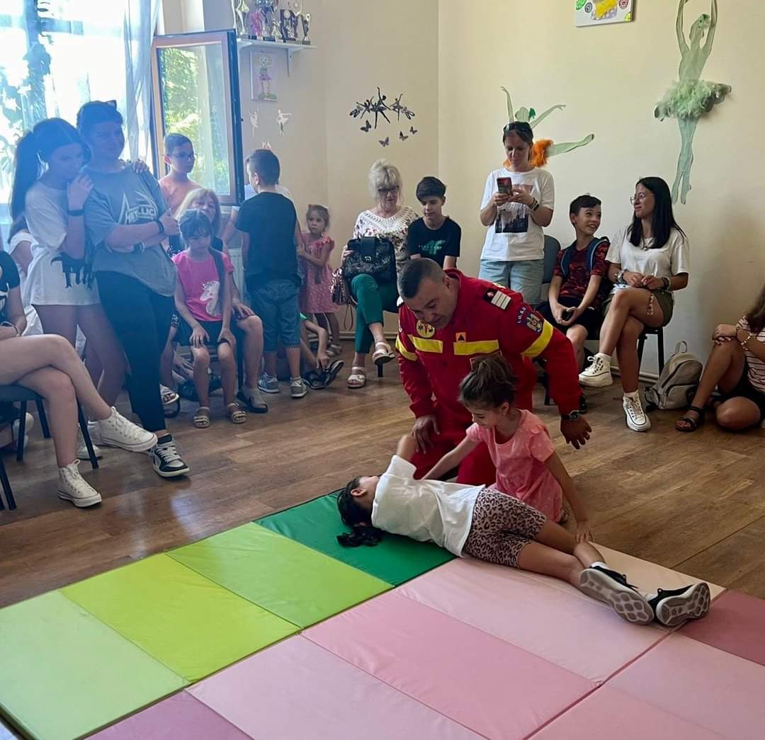 Pompierii de la ISU Dâmbovița au desfășurat acțiuni de informare preventivă la Dâmbovița Mall și Palatul Copiilor Târgoviște
