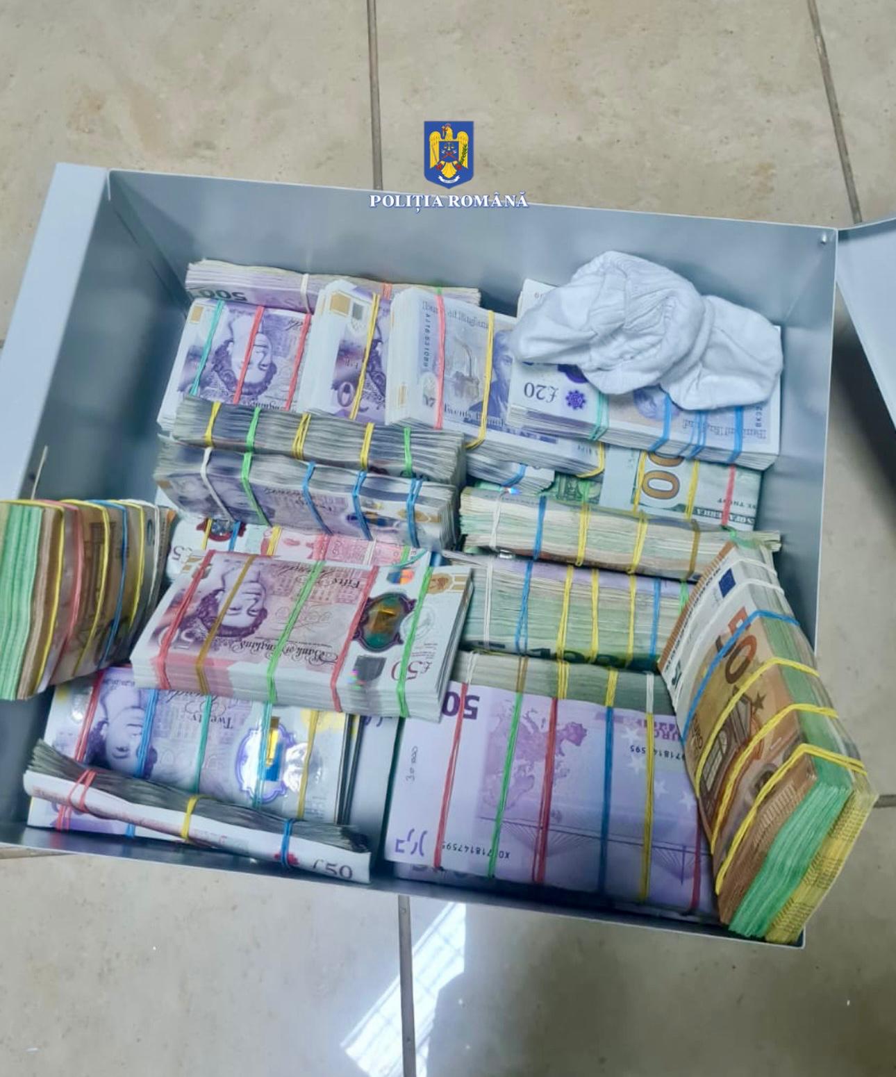 PERCHEZIȚII într-un dosar DE EVAZIUNE FISCALĂ, CĂMĂTĂRIE ȘI FALS ÎN ÎNSCRISURI SUB SEMNĂTURĂ PRIVATĂ, polițiștii Serviciului de Investigare