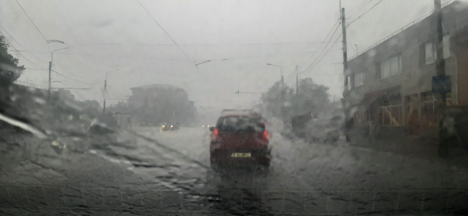 PLOI ABUNDENTE și VIJELII în tot județul Dâmbovița , ANM a emis o AVERTIZARE METEOROLOGICĂ COD GALBEN