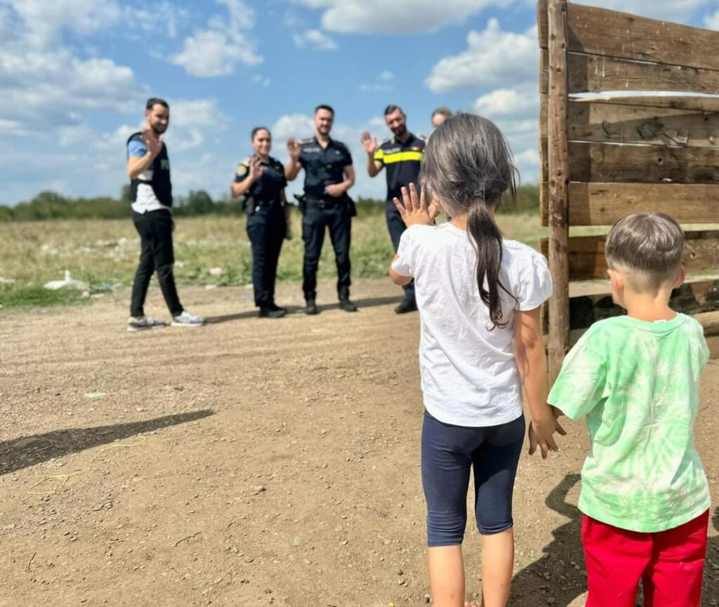 Oamenii din spatele uniformelor, o lecție de umanitate și solidaritate Oamenii din spatele uniformelor, o lecție de umanitate și solidaritate,oferită de polițiștii din Ploiești. Aceștia au demonstrat că adevărata vocație