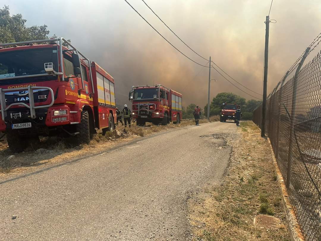 Intervențiile pompierilor români din Grecia au continuat și pe timpul nopții, modulul național specializat de stins incendii de pădure acționează