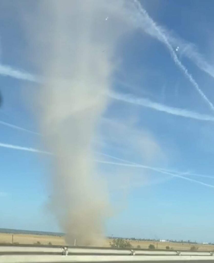 Alertă meteo și atenție sporită pentru șoferi, pe Autostrada București - Pitești, duminică,  25 august, a fost observat un vârtej de praf cu aspect de tornadă, cunoscut sub denumirea de