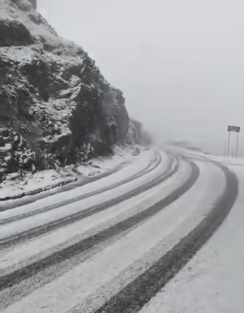 La Bâlea Lac pe Transfăgărășan: -2°C și zăpadă La Bâlea Lac pe Transfăgărășan: -2°C și zăpada care a acoperit peisajul, creând un cadru spectaculos.
