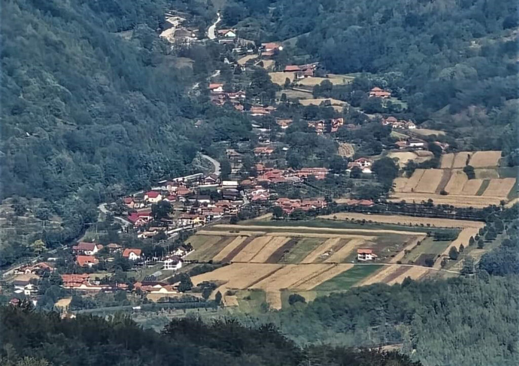 Imaginile zilei vin din Munţii Tulişa, peisajele care surprind la zeci de kilometri distanţă, majoritatea masivelor muntoase ale Carpaţilor Meridionali din judeţul Hunedoara, aflate în ariile administrative ale ocoalele silvice Pui, Lupeni, Petroşani, Retezat şi Grădişte.