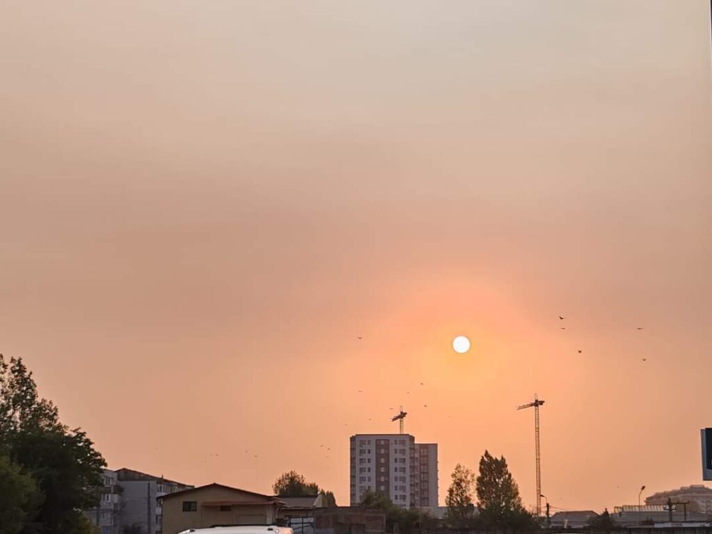 România este traversată de un nor de praf provenit din deșertul Karakum România este traversată de o masă de aer încărcată cu particule de praf provenite din deșertul Karakum. Potrivit Administrației Naționale de Meteorologie