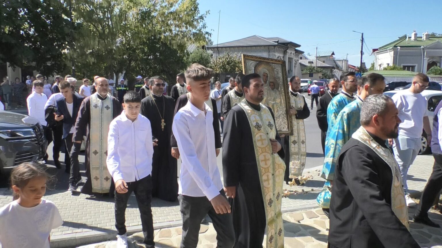 Zilele Cetății Târgoviște: Sfânta Liturghie și procesiune cu icoana Fecioarei Maria. VIDEO Astăzi, în cadrul Zilelor Cetății Târgoviște, un eveniment deosebit a avut loc la Catedrala Mitropolitană, marcând sărbătoarea creștină a Nașterii Maicii Domnului.