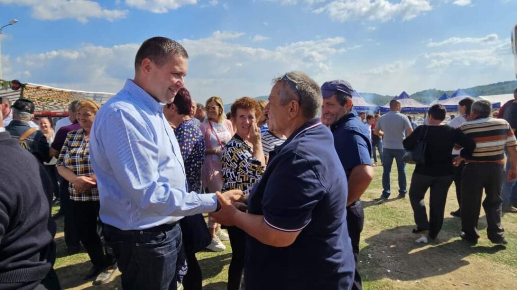 Președintele Consiliului Județean Dâmbovița, Corneliu Ștefan, a participat la evenimentul tradițional "Răvășitul Oilor" desfășurat la Runcu.