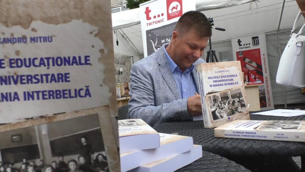 Lansarea volumului „Politicile educaționale preuniversitare în România interbelică” de Alexandru Mitru: Un nou reper în studiul educației românești. VIDEO Astăzi, piața cărții românești a fost îmbogățită cu un volum de excepție: „Politicile educaționale preuniversitare în România interbelică”, scris de profesorul Alexandru Mitru și publicat de Editura Cetatea de Scaun. Lansarea a avut loc în cadrul Salonului Editorial „Ion Heliade Rădulescu”, un eveniment important organizat de Biblioteca Județeană, care a revitalizat scena culturală a Târgoviștei în contextul Zilelor Cetății Târgoviște.
