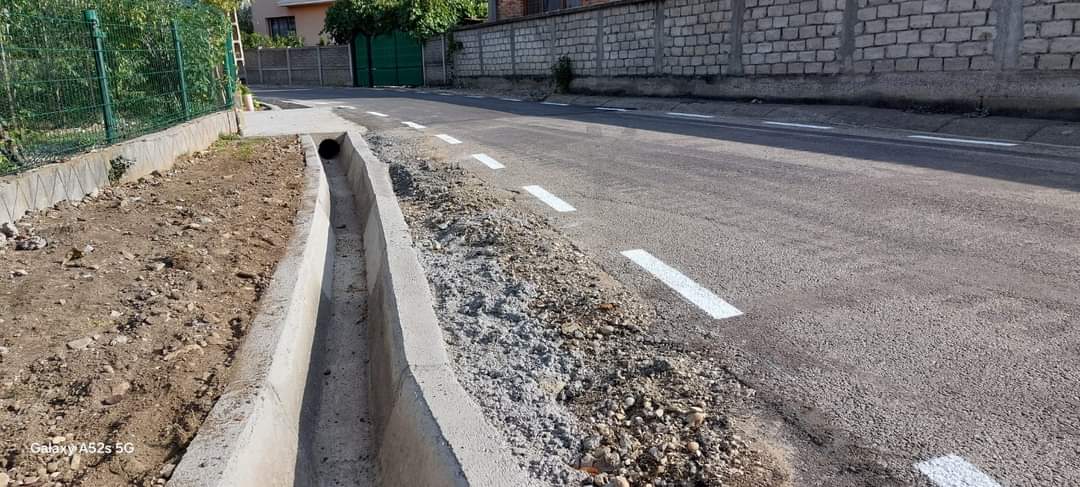 Comuna Voinești depășește borna de 70 km de drumuri asfaltate, în urma finalizării proiectului numărul 18, realizat cu finanțare europeană.